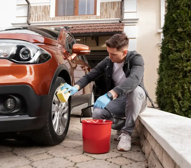 Lavage auto à domicile Mandelieu-la-Napoule : professionnel intervenant sur un véhicule